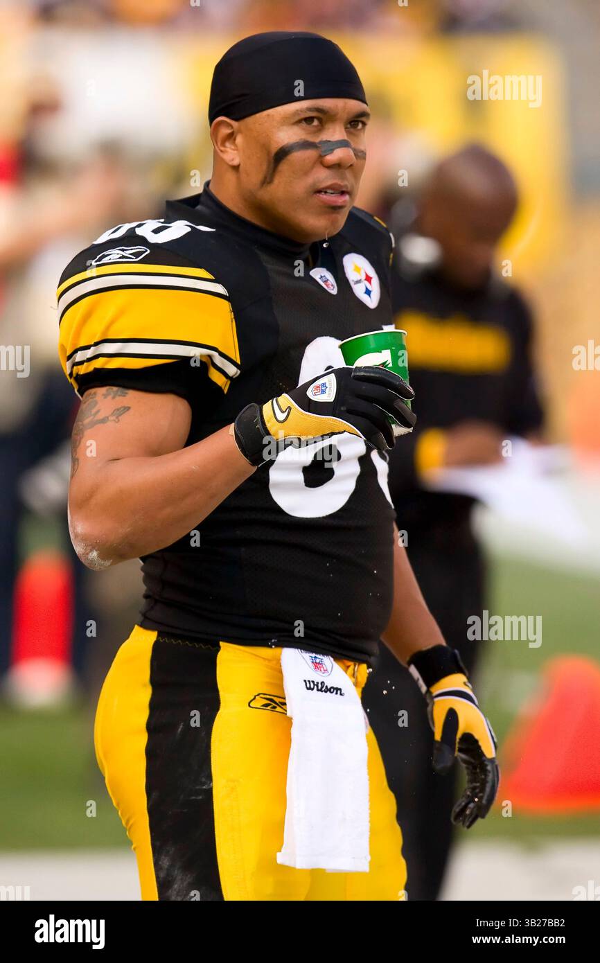 15 novembre 2009 : le receveur des Pittsburgh Steelers, Hines Ward (86 ans), se réhydrate pendant le match de la NFL entre les Bengals de Cincinnati et les Steelers de Pittsburgh au Heinz Field à Pittsburgh, en Pennsylvanie. Les Bengals ont battu les Steelers pour la deuxième fois cette saison, 18-12.(image crédit : © Chris Szagola/Cal Sport Media/ZUMApress.com) Banque D'Images