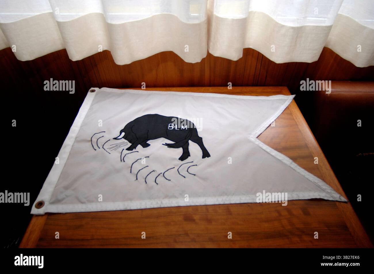 CAV) FL-MADOFF-BOAT-SALE1116D.CAV - Un drapeau nautique portant le logo personnel de Bernard L. Madoff est vu à bord du ''Bull'', lundi 16 novembre 2009, à National Liquidators à ft. Lauderdale. Le sportif Rybovich de 55 pieds est l'un des trois bateaux appartenant autrefois au financier déshonoré Bernard Madoff qui seront mis aux enchères mardi. Joe Cavaretta, Sun Sentinel (crédit image : © Sun-Sentinel/ZUMApress.com) Banque D'Images