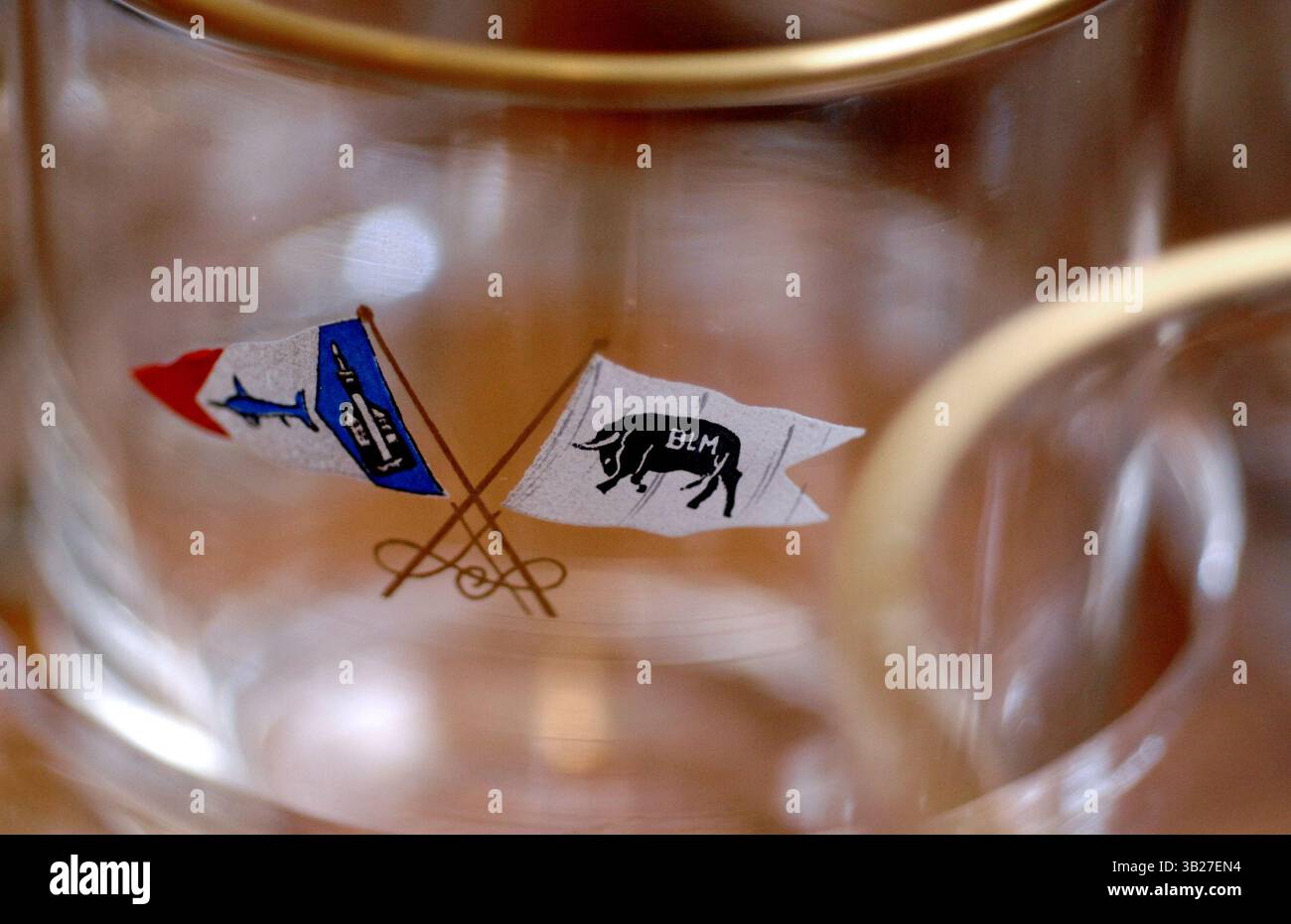 CAV) FL-MADOFF-BOAT-SALE1116E.CAV - des gobelets à cocktail à bordure dorée portant le logo personnel de Bernard L. Madoff sont vus dans la barre humide à bord du ''Bull'', lundi 16 novembre 2009, chez National Liquidators à ft. Lauderdale. Le sportif Rybovich de 55 pieds est l'un des trois bateaux appartenant autrefois au financier déshonoré Bernard Madoff qui seront mis aux enchères mardi. Joe Cavaretta, Sun Sentinel (crédit image : © Sun-Sentinel/ZUMApress.com) Banque D'Images