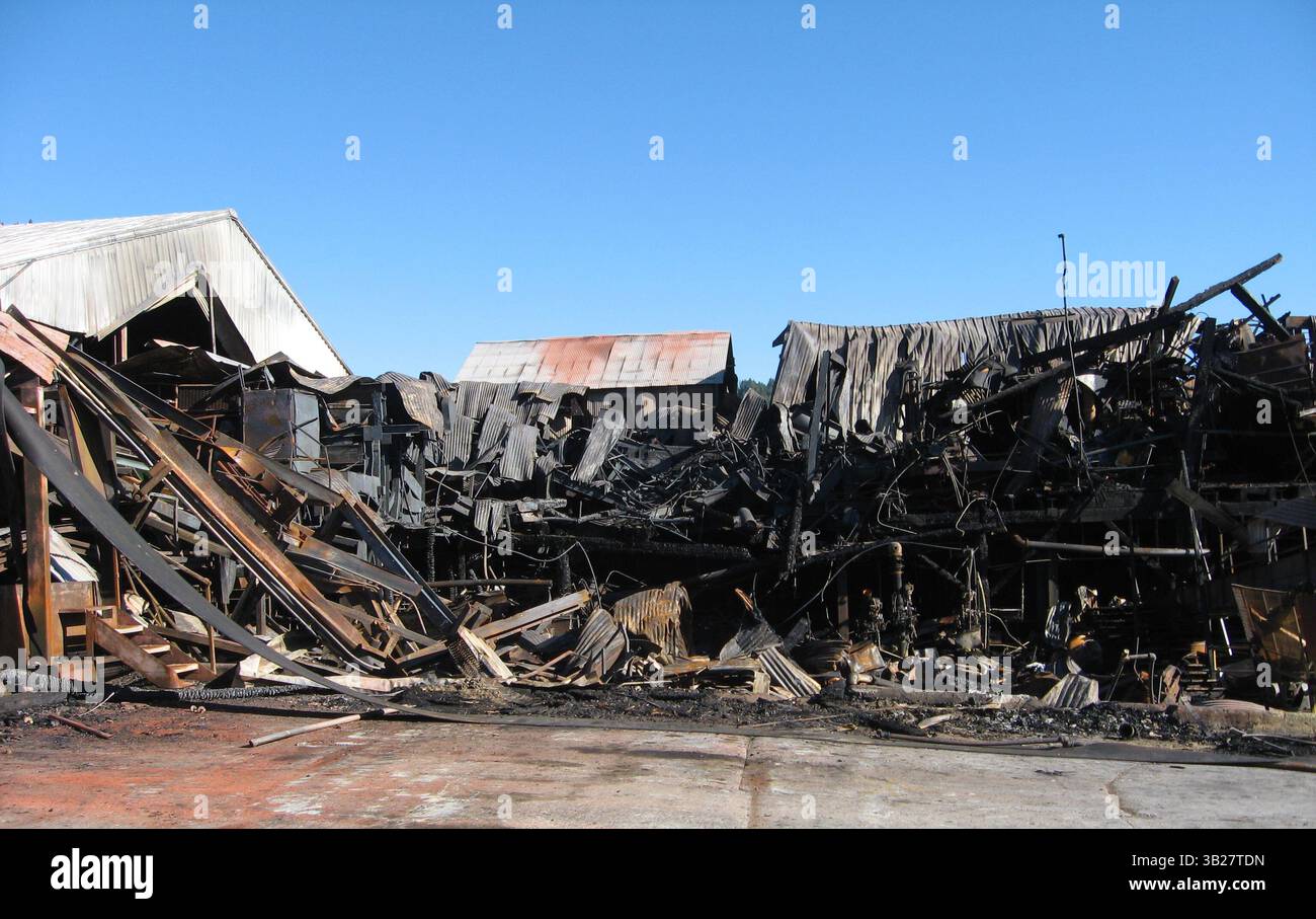 Samedi, un incendie a détruit une partie de la scierie Trinity River Lumber Co. à Weaverville. Les responsables de l'usine ont déclaré mardi que le système de gicleurs de l'usine n'a pas réussi à arrêter l'incendie et que l'usine pourrait être fermée pendant des mois. Photo soumise par Jim Knight, Trinity River Lumber Co. (Crédit image : © Redding Record Searchlight/ZUMAPRESS.com) Banque D'Images