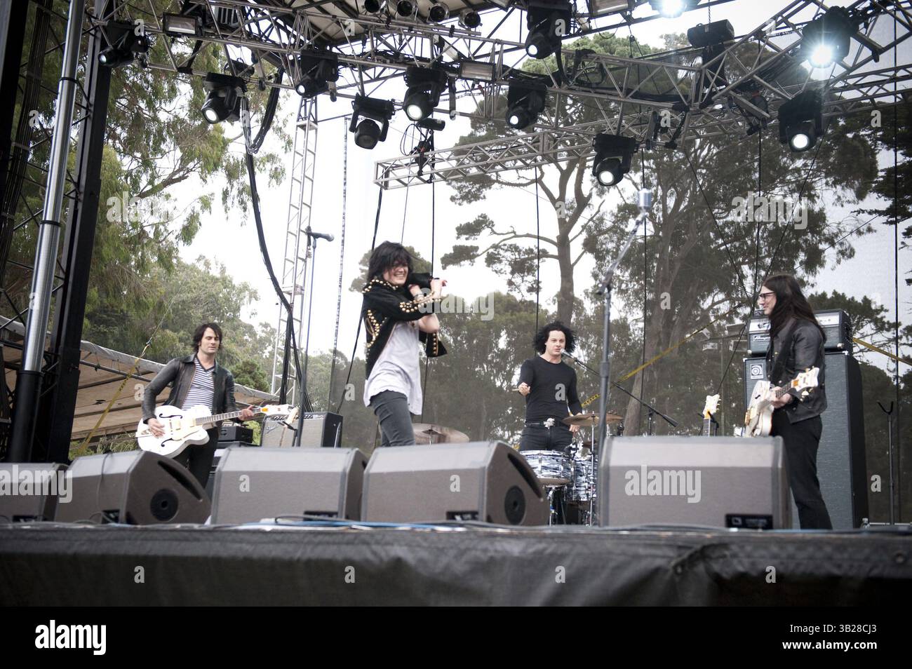 30 août 2009 - San Francisco, Californie, États-Unis - DEAN Fertita, ALISON MOSSHART, JACK WHITE et JACK LAWRENCE du DEAD WEATHER en direct au 2e FESTIVAL annuel OUTSIDE LANDS MUSIC and ARTS FESTIVAL, un festival de musique respectueux de l'environnement qui se tient dans le Golden Gate Park de San Francisco et attire 40 à 60 000 participants par jour. (Crédit image : © Jerome Brunet/ZUMA Press) Banque D'Images