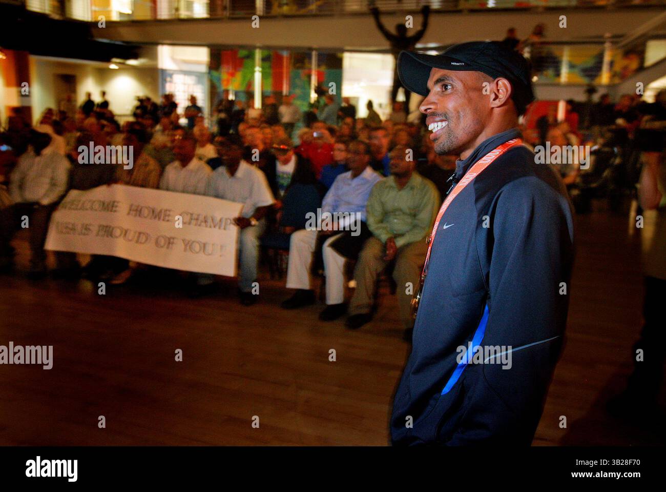 6 novembre 2009,-San Diego CA,- MEB KEFLEZIGHI, vainqueur du marathon de New York 2009, regarde la liste des 10 meilleurs avec David Letterman avant de parler à sa famille, ses amis et ses fans au Hall of Champions de San Diego le vendredi 6 novembre 2009. (K.C. Alfred/Union-Tribune) crédit photo obligatoire :K.C. ALFRED/Union-Tribune/ZUMA press (crédit image : © The San Diego Union-Tribune/ZUMApress.com) Banque D'Images