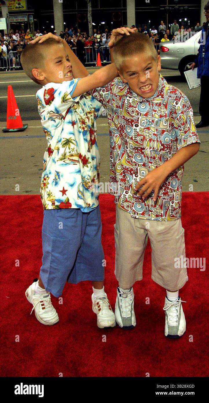 DYLAN ET COLE SPROUSE..SCOOBY DOO - PREMIÈRE. THÉÂTRE CHINOIS MANN, HOLLYWOOD, CA. 8 JUIN 2002.PHOTO PAR NINA PROMMER/GLOBE PHOTOS INCÂ©2002 K25207NP (crédit image : © Globe photos/ZUMAPRESS.com) Banque D'Images