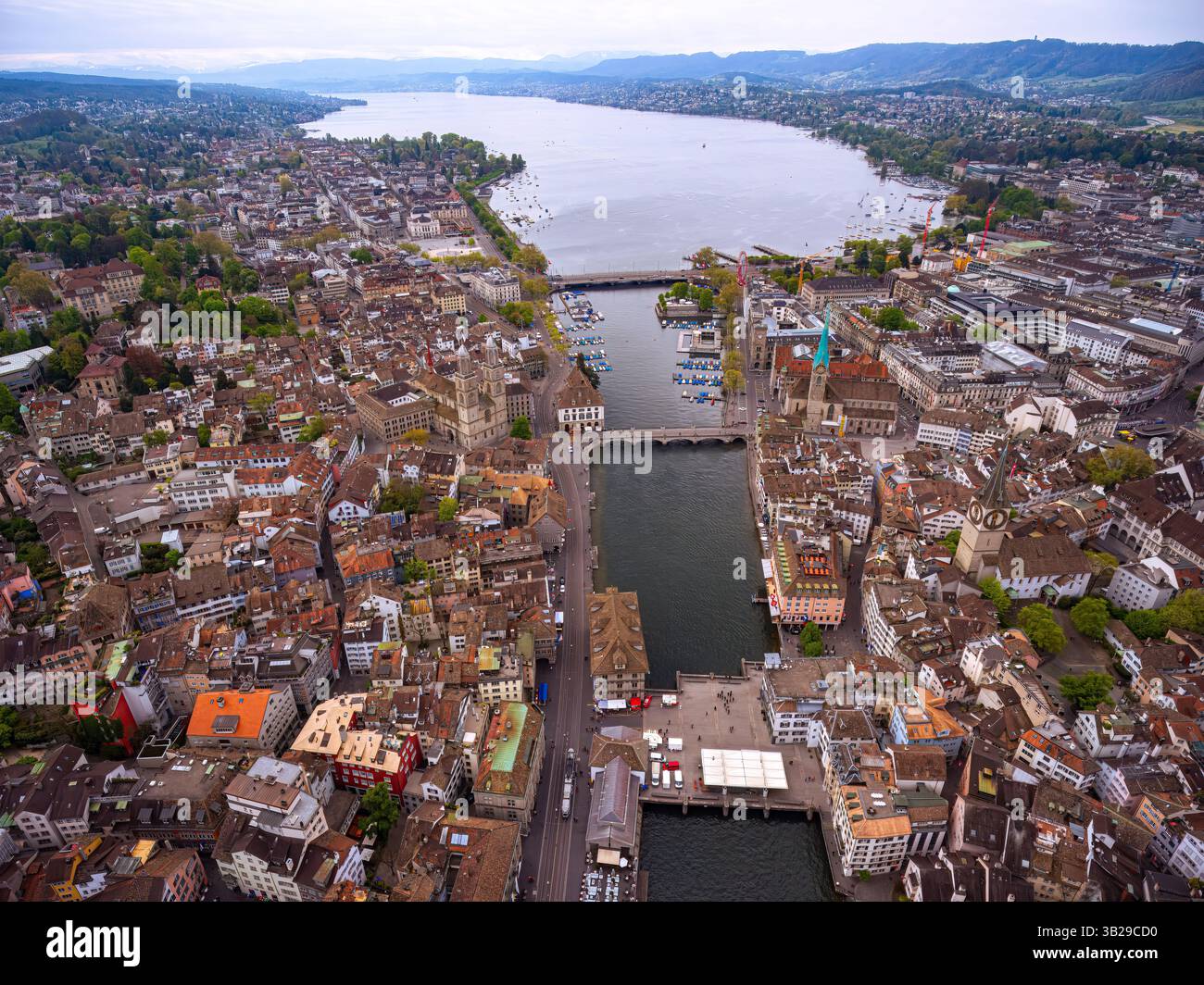 L'élégance intemporelle de Zurich : là où la rivière rencontre le lac. Vue aérienne époustouflante du centre historique de Zurich, avec le lac Limmat Banque D'Images