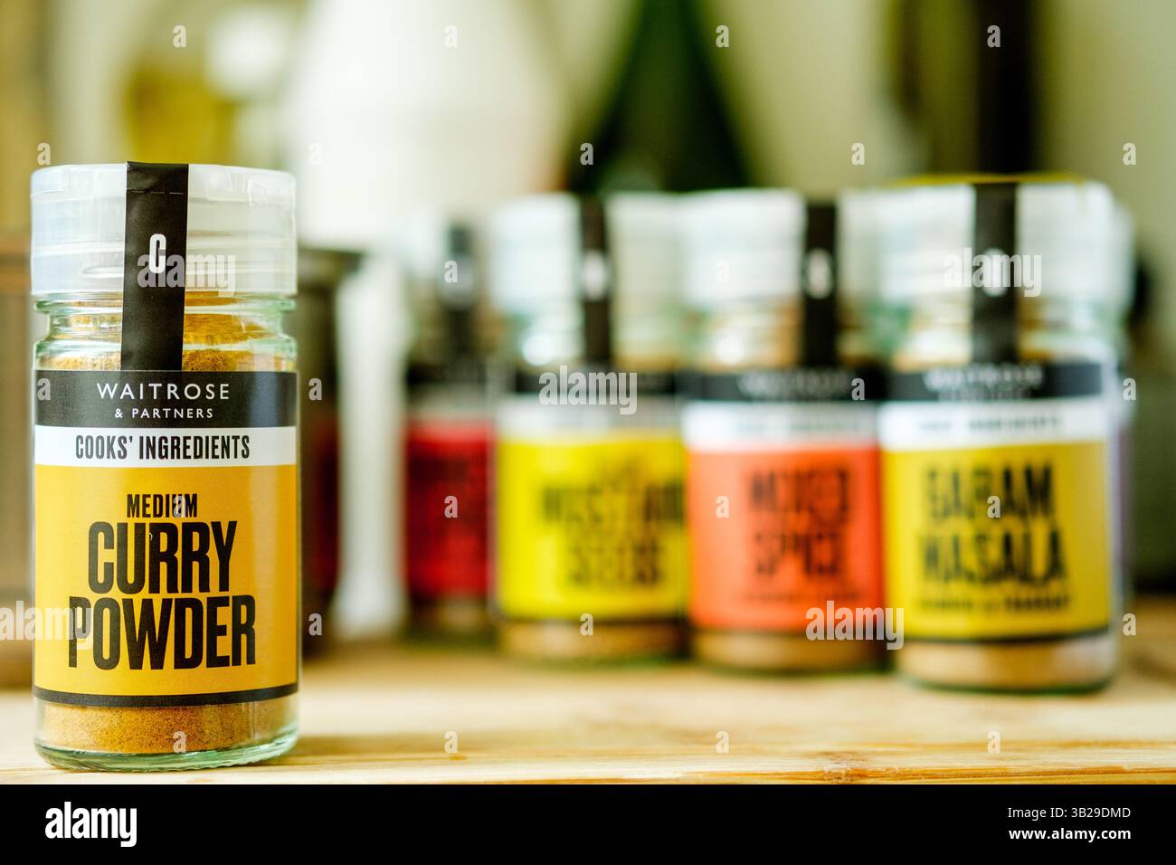 Londres Royaume-Uni, avril 27 2025, poudre de curry doux avec Une sélection d'épices de cuisson Waitrose Banque D'Images