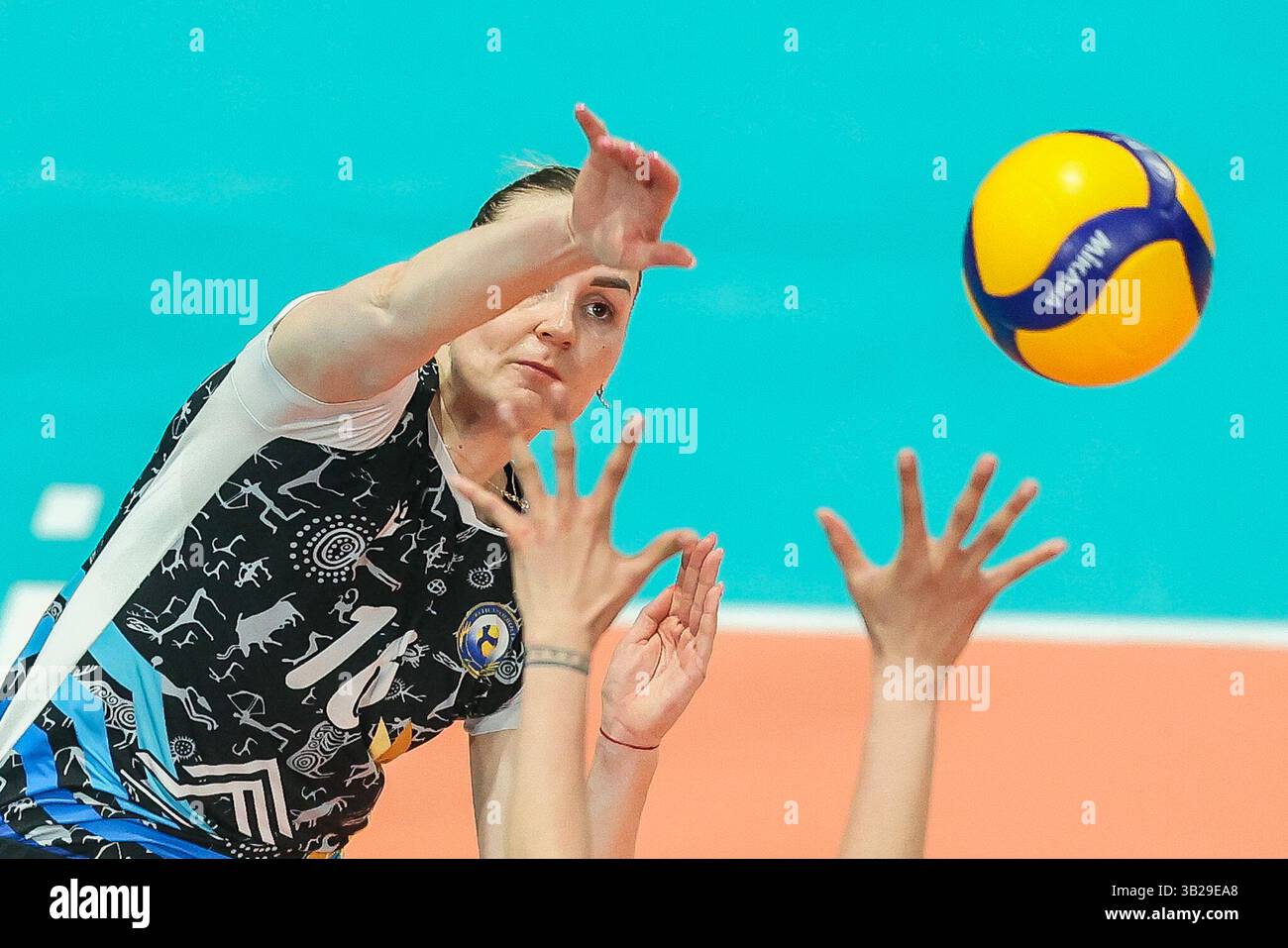 Pasig City, Philippines. 27 avril 2025. Tatyana Nikitina (arrière) de la Kazakhstan Zhetysu VC participe au match final entre le Kazakhstan Zhetysu VC et le Vietnam VTV Binh Dien long an à la Ligue des champions de volleyball féminin de l'AVC à Pasig City, Philippines, le 27 avril 2025. Crédit : Rouelle Umali/Xinhua/Alamy Live News Banque D'Images