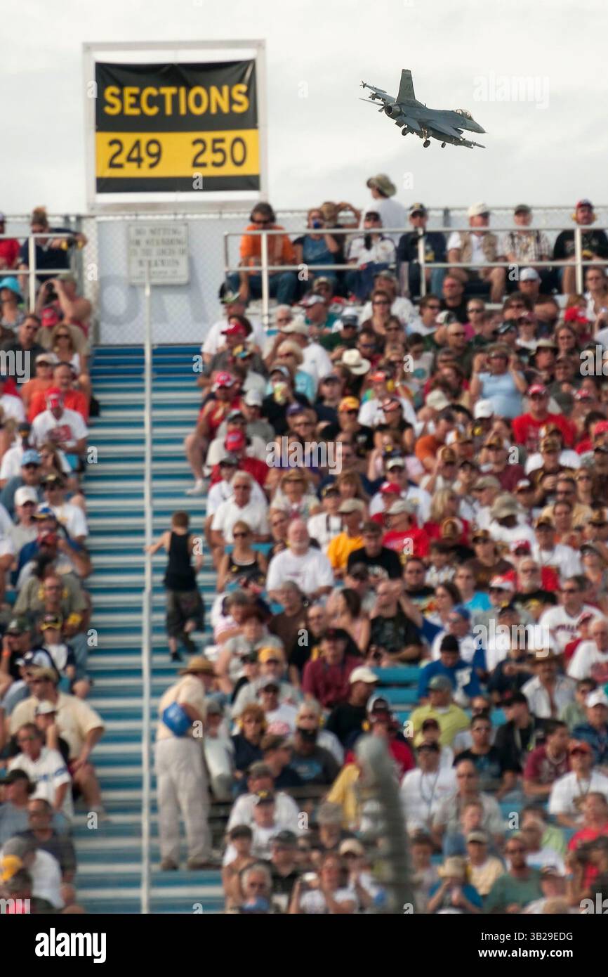 22 nov. 2009 - Homestead, Floride, États-Unis - un F-16 piloté par le 482nd FW de la base de réserve aérienne de Homestead survole la course Homestead-Miami Speedway NASCAR Sprint Cup Series Ford 400 à Homestead (crédit image : © Mitchell Zachs/ZUMA Press) Banque D'Images