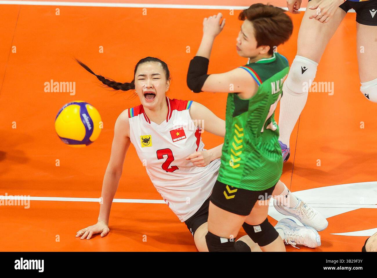 Pasig City, Philippines. 27 avril 2025. Dang Thi Kim Thanh (à gauche) et Nguyen Khanh Dang (à droite) du Vietnam VTV Binh Dien long an s'affrontent lors du match final entre le Kazakhstan Zhetysu VC et le Vietnam VTV Binh Dien long an à la Ligue des champions de volleyball féminin de l'AVC à Pasig City, Philippines, le 27 avril 2025. Crédit : Rouelle Umali/Xinhua/Alamy Live News Banque D'Images