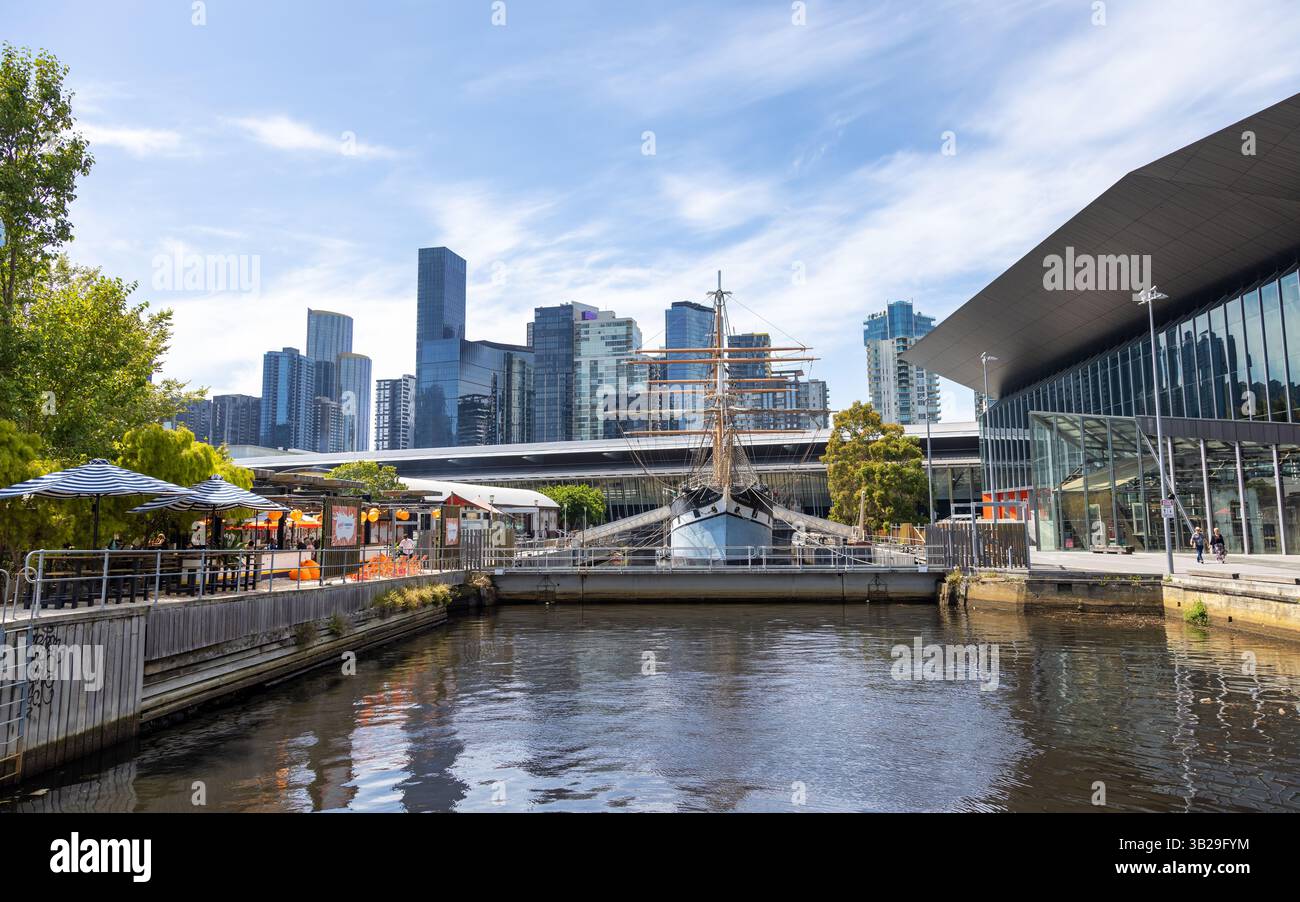 Melbourne, Australie - 21 janvier 2023 : le navire de commerce Polly Woodside, à quai sur la rivière Yarra, South Wharf. Un grand voilier du 19ème siècle, à l'origine bui Banque D'Images