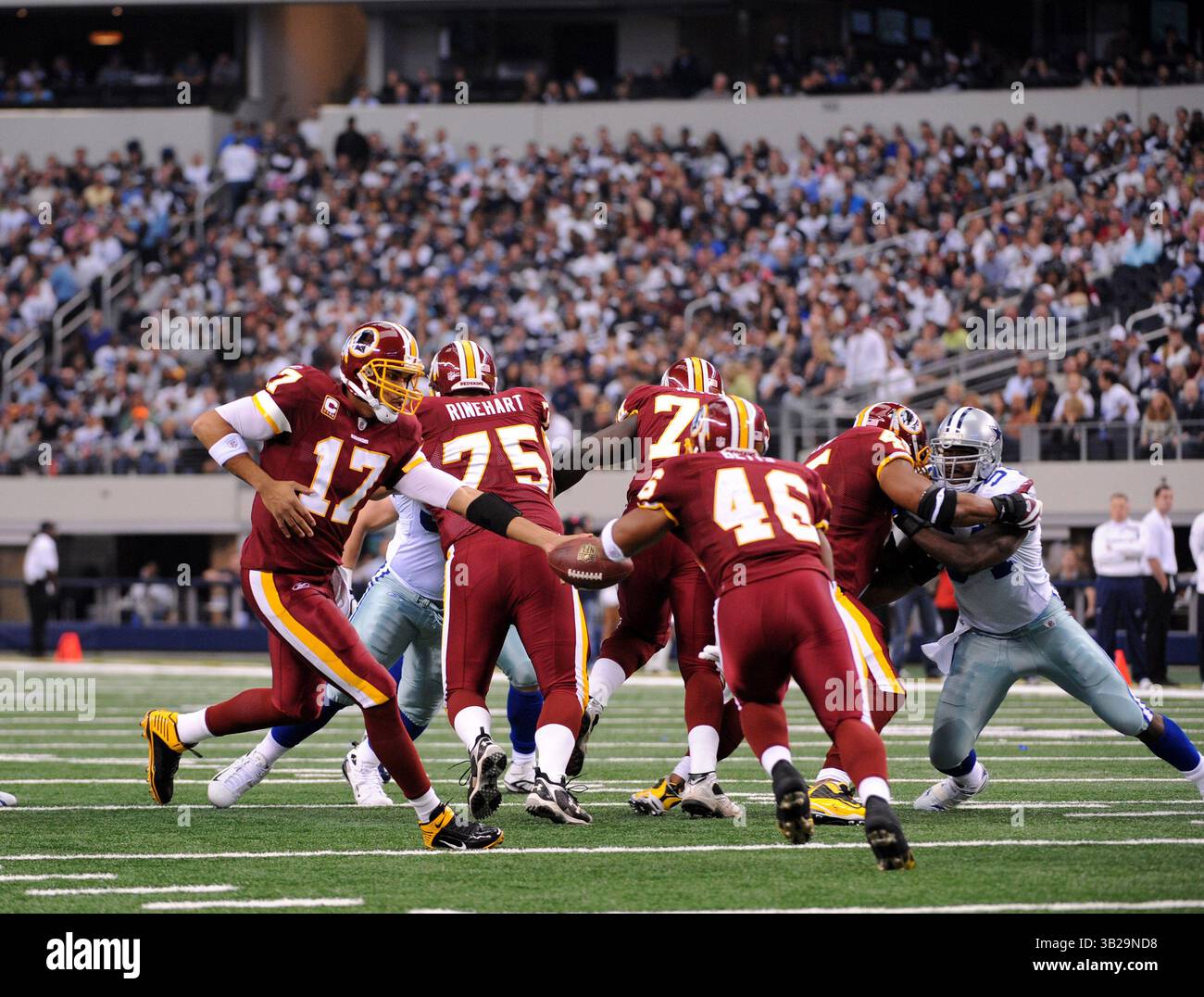 22 novembre 2009 : Redskins QB Jason Campbell #17 remet le ballon à Ladell Betts pendant le match entre les Cowboys de Dallas et les Redskins de Washington au Cowboys Stadium on à Arlington, Texas (image crédit : © John Green/Cal Sport Media/ZUMApress.com) Banque D'Images