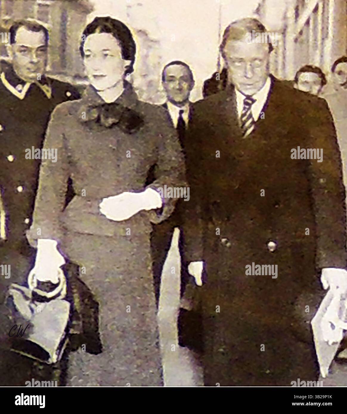 1953 - Duc et Duchesse de Windsor L'ancien Roi Édouard VIII arrive à Claridge's Hotel, Londres depuis Paris. - 1953 - le duc et la duchesse de Windsor, l'ancien roi Édouard VIII, arrivent à l'Hôtel Claridge's de Londres en provenance de Paris. - Banque D'Images
