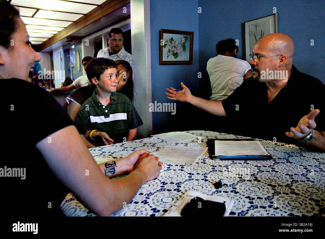 CHERIE DIEZ | Times. SP 302966 DIEZ lddadrick 1 du 23 (06/12/2009 ST. PETERSBURG) après que Rick Kelly, à droite, ait fait l'annonce de son adoption et après que Lidia Casanova, à gauche, ait remis les documents à Rick Kelly pour signature. Rick se tourne vers son futur fils, Christian, (assis sur les genoux de Norma Pitzer, fiancée de Rick) pour une réaction. Rick Kelly a passé la majeure partie de sa jeunesse en famille d'accueil et la dernière famille qui l'a élevé, Jon et Candy White, sont les gens qu'il appelle maman et papa. Jon et Candy ont pris Christian il y a plusieurs années, et Christian -- qui avait été terriblement maltraité et le ferait Banque D'Images