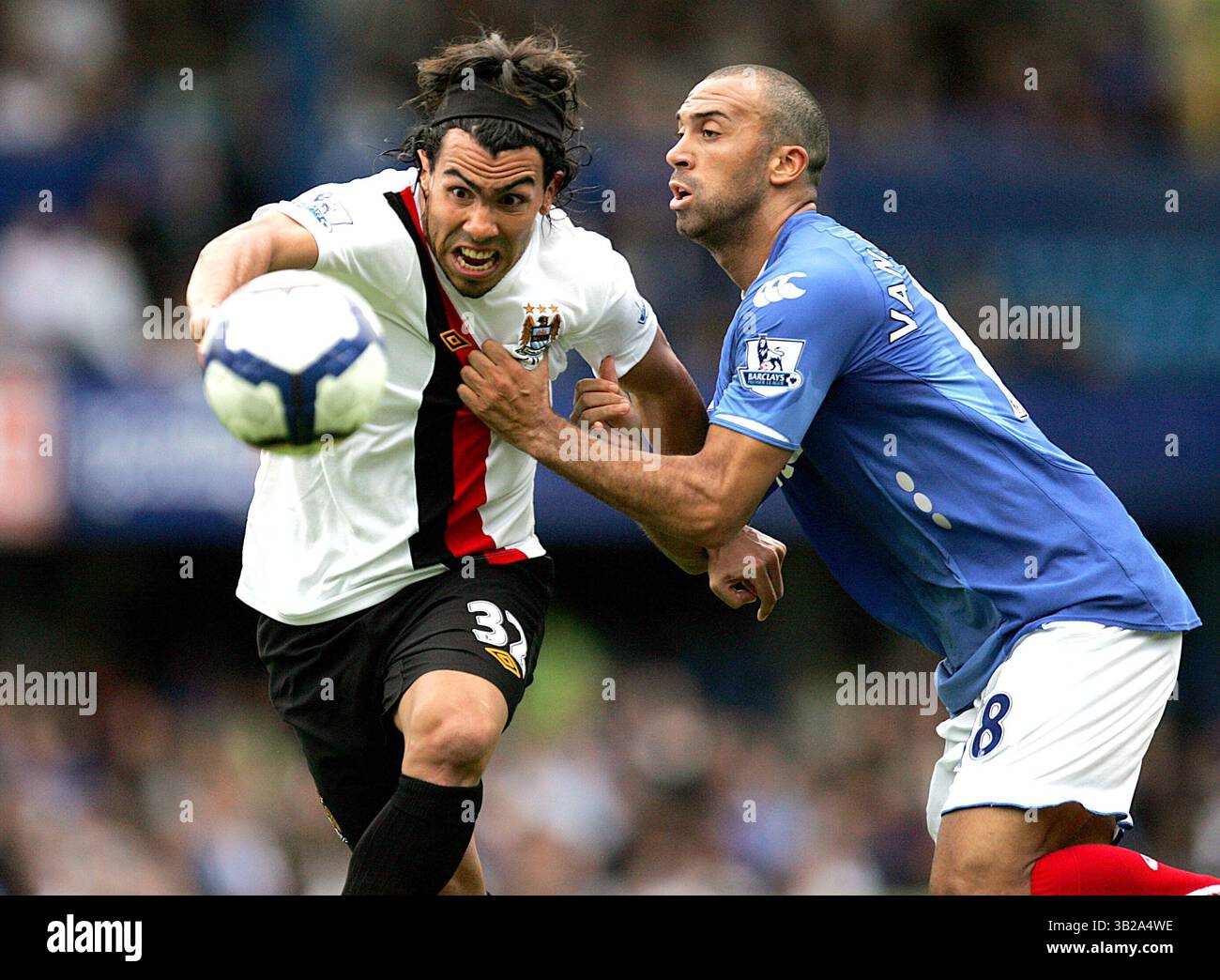 Carlos Tevez de Manchester City et Anthony Vanden Borre de Portsmouth combattent pour le ballon..Barclays premier League..Portsmouth v Manchester City..30 août 2009.(image de crédit : â© Jake Badger/Sportimage/Cal Sport Media)(image de crédit : © Jake Badger/Cal Sport Media) Banque D'Images