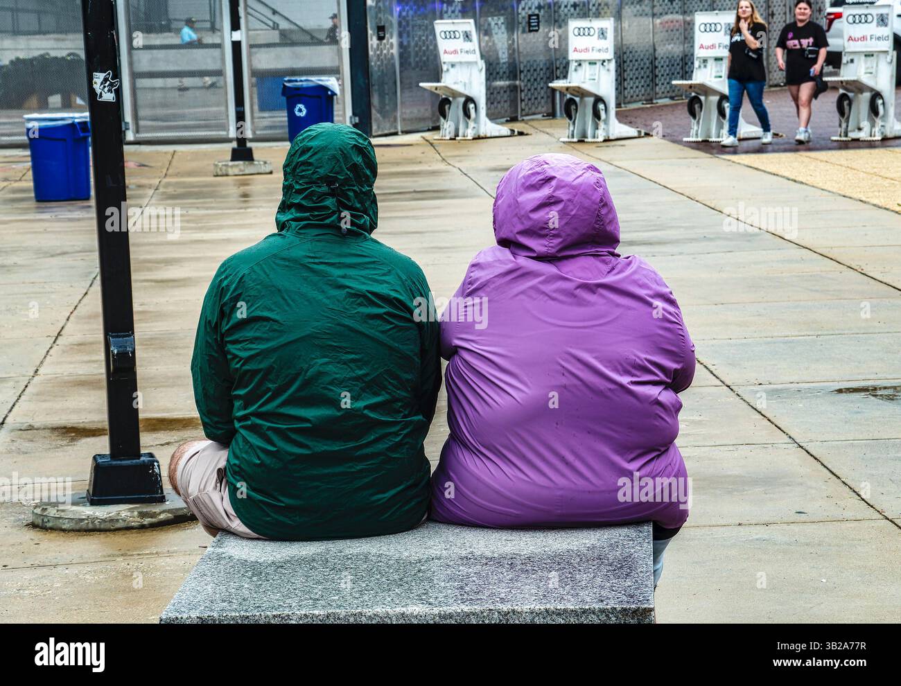 Deux fans de football attendent que les portes s'ouvrent avant un match Banque D'Images