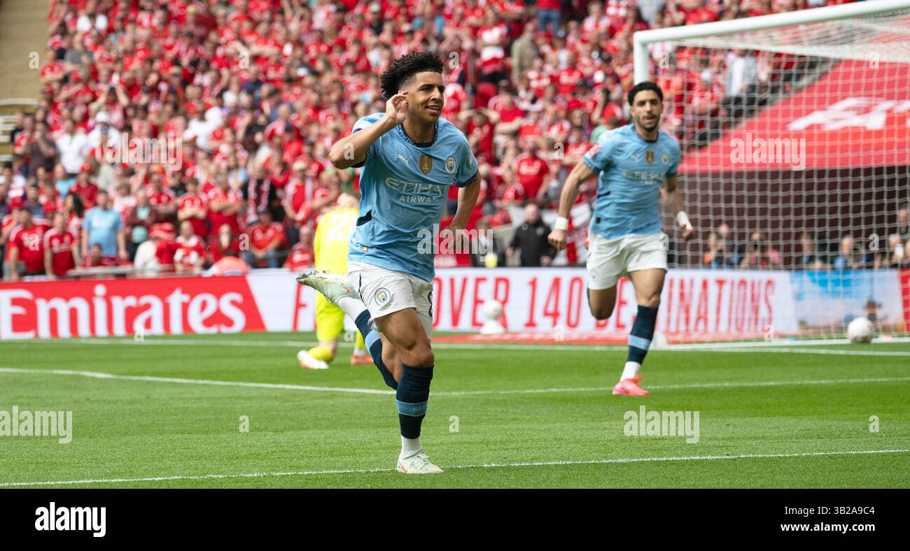 Londres, Royaume-Uni. 27 avril 2025. Rico Lewis de Manchester City célèbre après avoir marqué le 1er but de son équipe. La demi-finale de la FA Cup Emirates, Nottingham Forest v Manchester City au stade de Wembley à Londres le dimanche 27 avril 2025. Usage éditorial exclusif. photo by Sandra MailerAndrew Orchard Sports Photography/Alamy Live News crédit : Andrew Orchard Sports Photography/Alamy Live News Banque D'Images