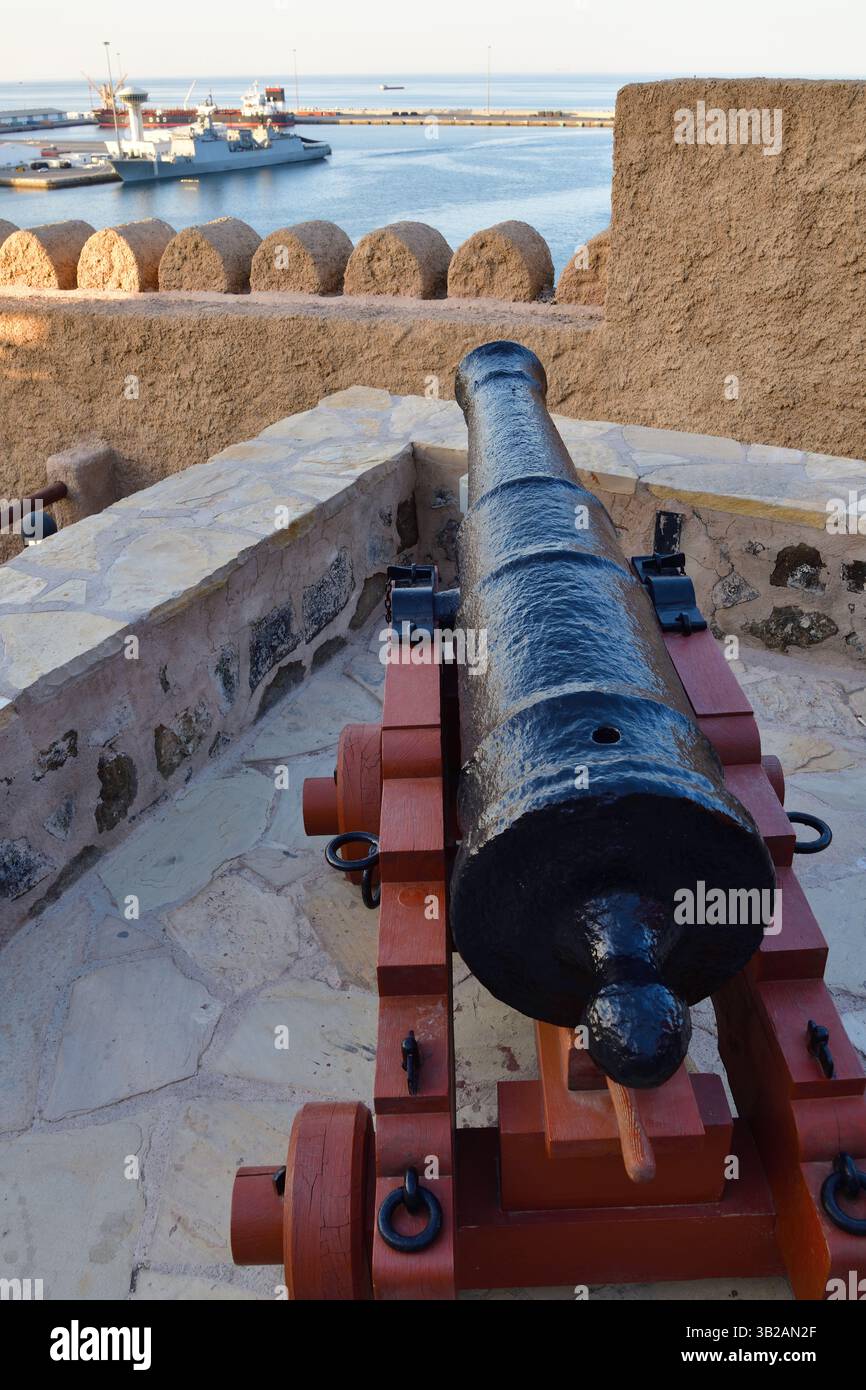 Vieux canon dans le fort de Mutrah à Muscat. Sultanat d'Oman Banque D'Images