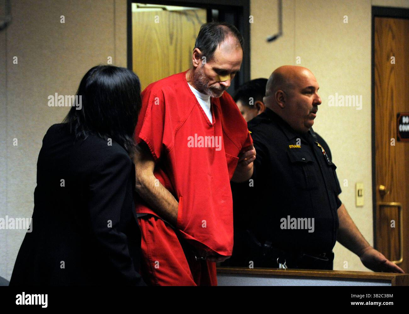 Phillip Garrido est escorté hors de la salle d'audience suite à son audience à la Cour supérieure d'El Dorado le lundi 14 septembre 2009. Garrido a été condamné à 0 million de caution aujourd'hui par un juge du comté d'El Dorado qui a également déclaré que Garrido posait un trop grand risque de fuite et était un danger pour la communauté. La décision a été rendue lors d'une audience de libération sous caution pour Garrido et son épouse, Nancy Garrido, qui sont accusés dans l'enlèvement en 1991 de Jaycee Lee Dugard, 11 ans. Nancy Garrido a été condamné à être détenu sans caution. Le juge Douglas Phimister a également approuvé une demande de l'avocat de Garrido pour qu'il subisse une évaluation psychiatrique. Banque D'Images