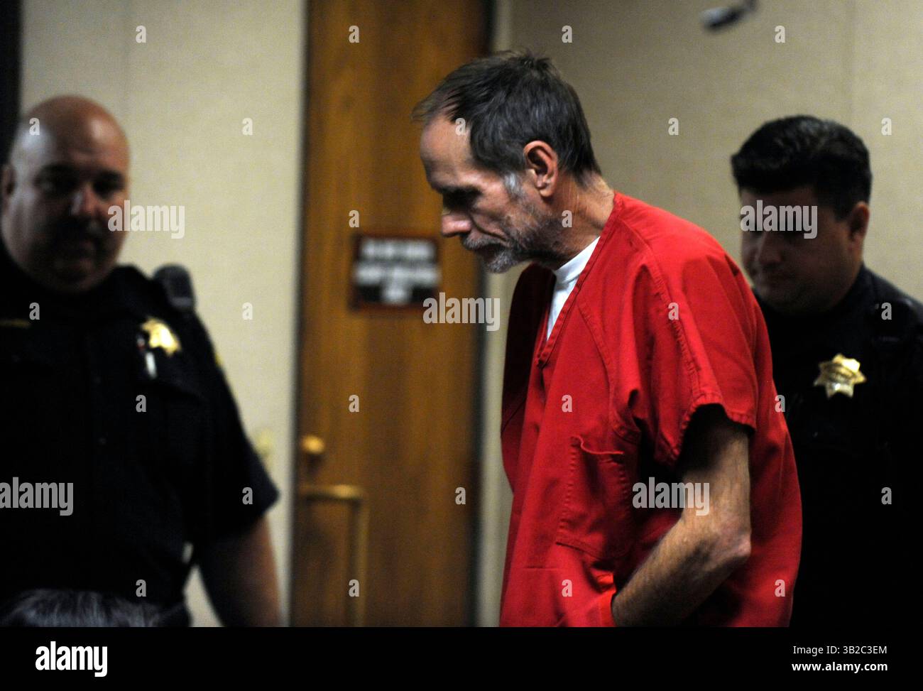Phillip Garrido est escorté à son siège à la Cour supérieure d'El Dorado avant son audience du lundi 14 septembre 2009..Garrido a été arrêté avec 0 million de caution aujourd'hui par un juge du comté d'El Dorado qui a également déclaré que Garrido posait un trop grand risque de fuite et était un danger pour la communauté. La décision a été rendue lors d'une audience de libération sous caution pour Garrido et son épouse, Nancy Garrido, qui sont accusés dans l'enlèvement en 1991 de Jaycee Lee Dugard, 11 ans. Nancy Garrido a été condamné à être détenu sans caution. Le juge Douglas Phimister a également approuvé une demande de l'avocat de Garrido pour qu'il subisse une évaluation psychiatrique. Nancy Garri Banque D'Images