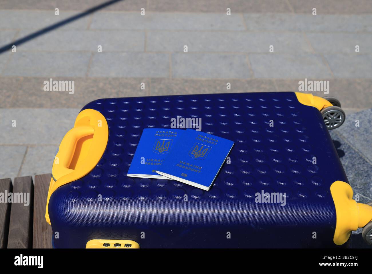 2 passeports Ukraine citoyens avec inscription en ukrainien - passeport de l'Ukraine reposent sur la valise jaune bleu en couleur du drapeau ukrainien. Voyage, refuge Banque D'Images
