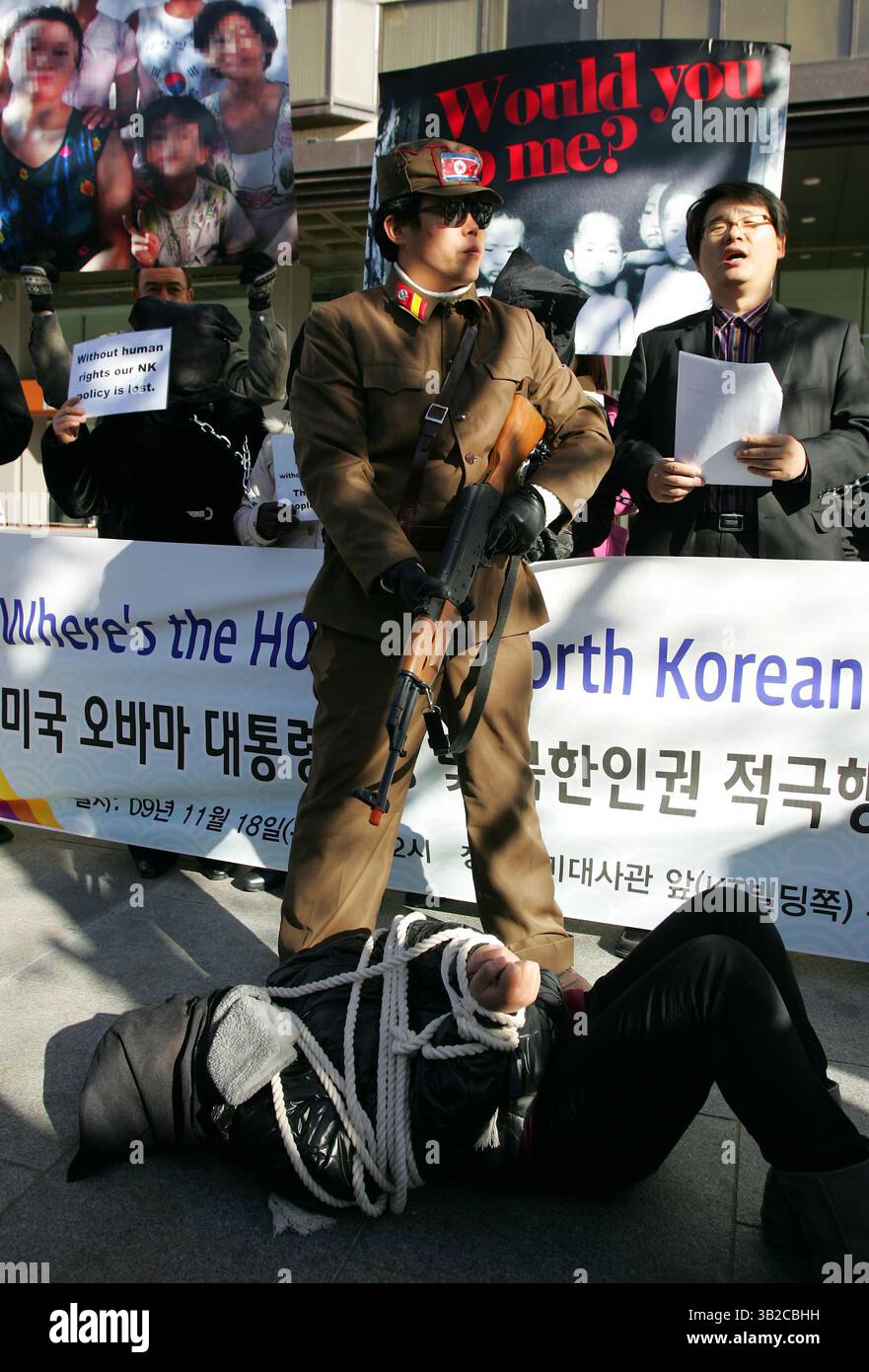 18 novembre 2009 - Séoul, Corée du Sud - Un manifestant sud-coréen vêtu d'un uniforme militaire nord-coréen participe à un rassemblement contre les violations des droits humains par la Corée du Nord, en prévision de la visite prévue du président Obama, près de l'ambassade des États-Unis à Séoul, en Corée du Sud. (Crédit image : © Dong-min Jang/ZUMA Press) Banque D'Images