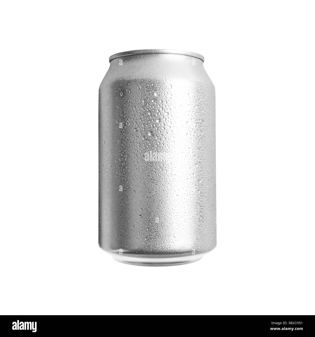 Canette de boisson gazeuse en aluminium vierge avec des gouttelettes d'eau isolées sur fond blanc, emballage de bière sans marque Banque D'Images