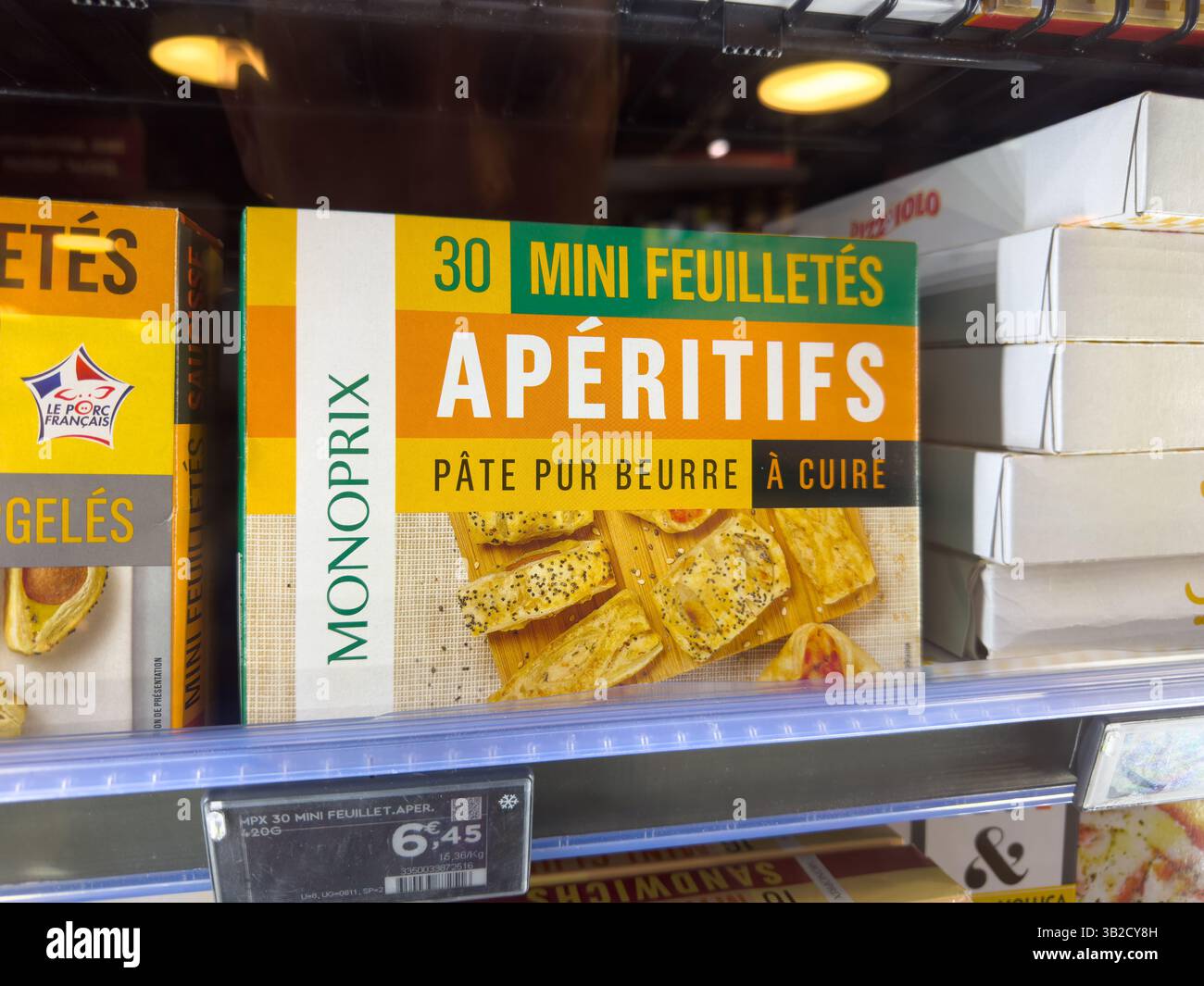 Découvrez de délicieuses mini pâtisseries salées parfaites pour les rassemblements par un après-midi ensoleillé au marché local Banque D'Images