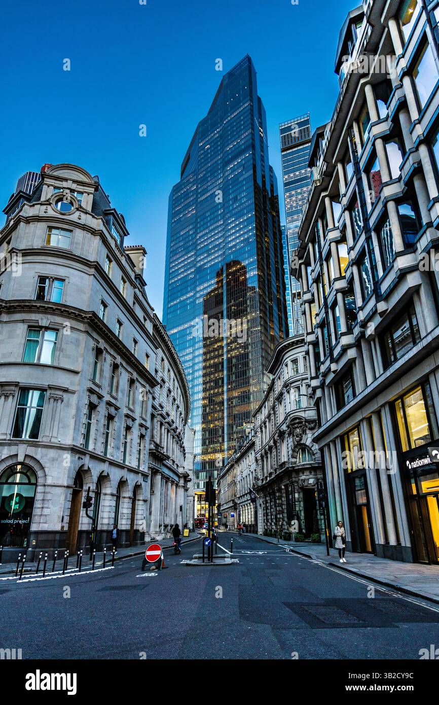 Vue de Threadneedle Street et 22 Bishopsgate gratte-ciel St Night, Londres, Angleterre Banque D'Images