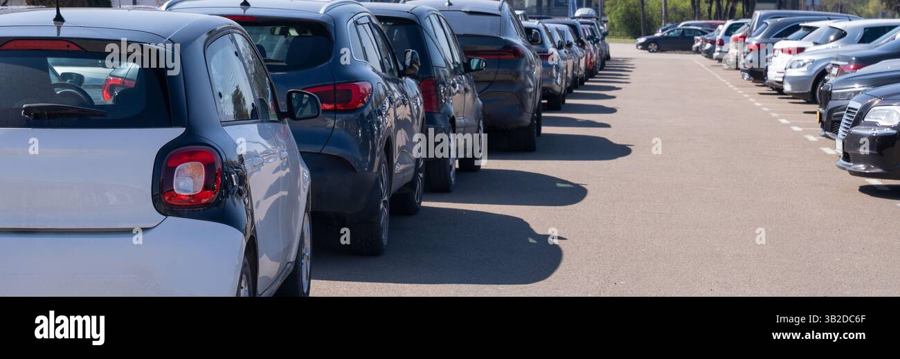 Beaucoup de voitures dans une rangée. Ventes de voitures d'occasion. Banque D'Images