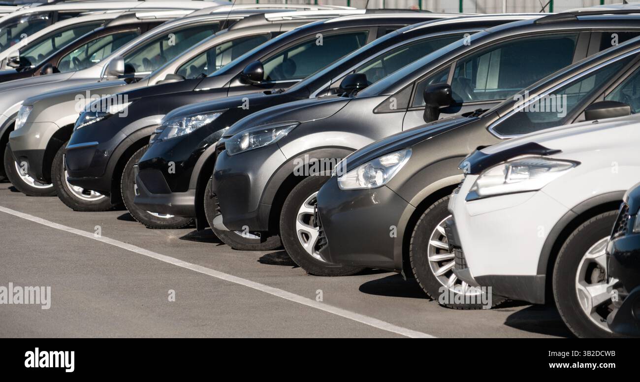 Beaucoup de voitures dans une rangée. Ventes de voitures d'occasion. Banque D'Images