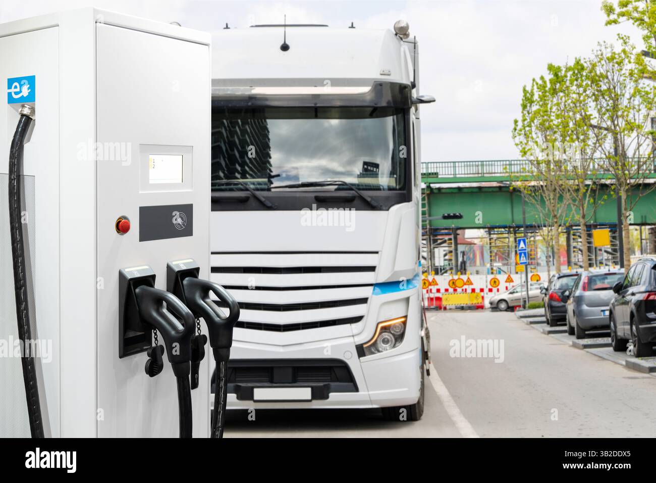 Station de charge de véhicules électriques sur un fond de camion. Camion électrique dans la ville Banque D'Images