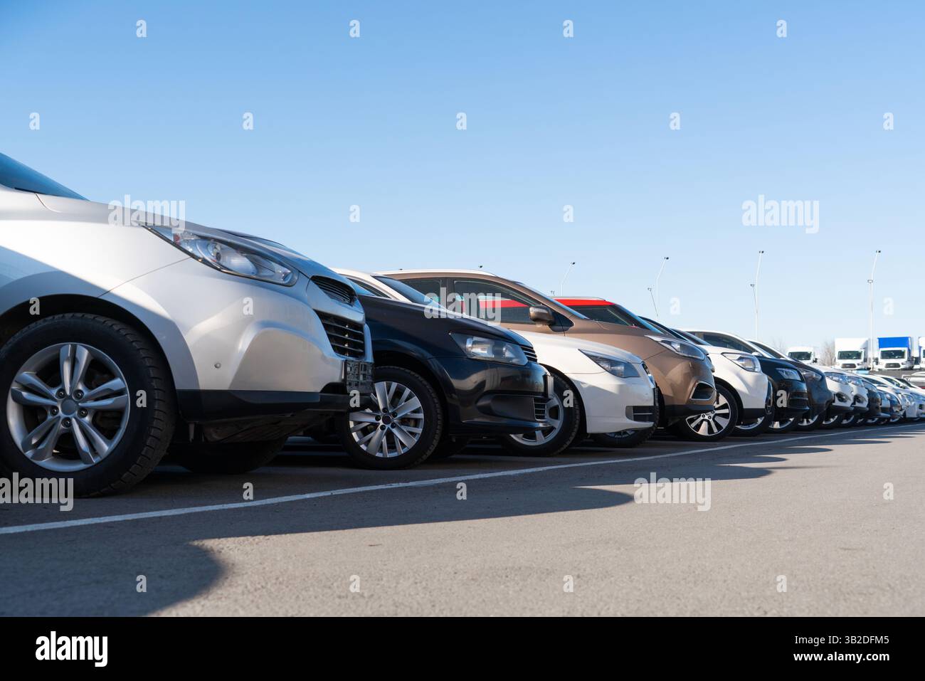 Beaucoup de voitures dans une rangée. Ventes de voitures d'occasion. Banque D'Images
