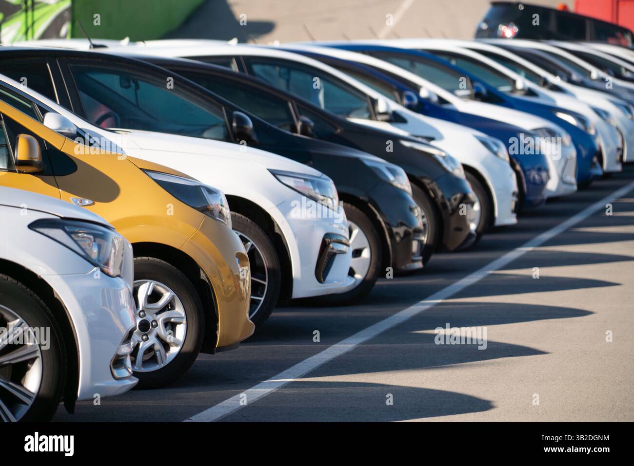 Beaucoup de voitures dans une rangée. Ventes de voitures d'occasion. Banque D'Images
