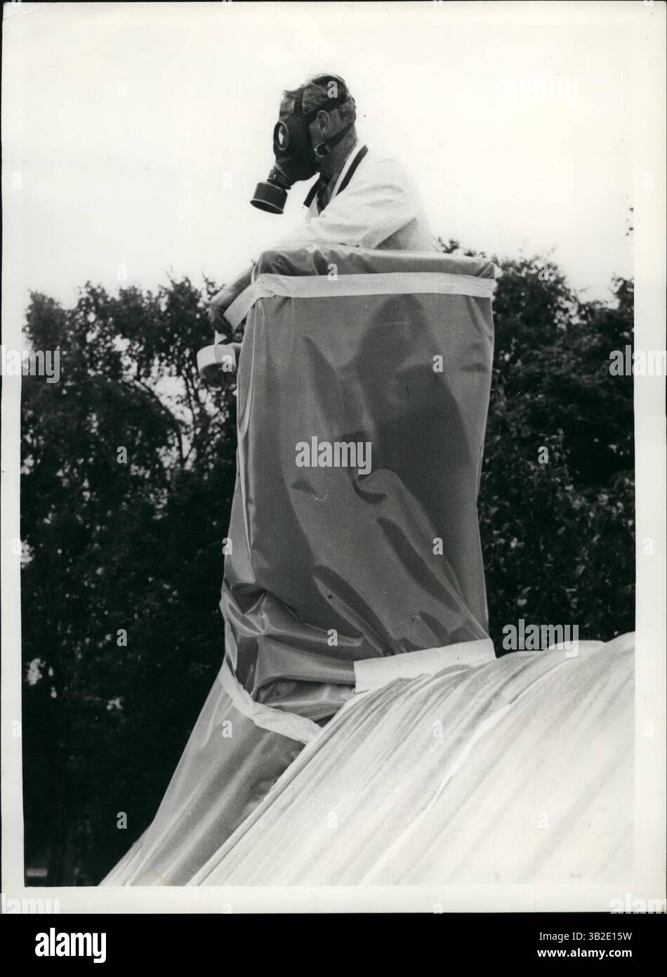 22 mars 2012 - Une maison est tout scellé - pour le débarrasser des insectes. : Forme unique d'une fumigation au Danemark. Un nouveau système de Copenhague avait des conteneurs d'un nouveau type de gaz australien placés dans les chambres - et toute la maison complètement recouverte d'une gigantesque tente en plastique. La maison a été laissée scellée pendant deux jours - après que la tente a été enlevée - un autre jour a été autorisé à s'écouler avant que d'autres familles soient autorisées à revenir avec - on espère - aucune autre preuve des parasites photo montre Weaing un masque à gaz - les experts scellent la maison - à Lyngby, NR. Copenhague (crédit image : © Keystone Pictures USA/ZUMAPR Banque D'Images