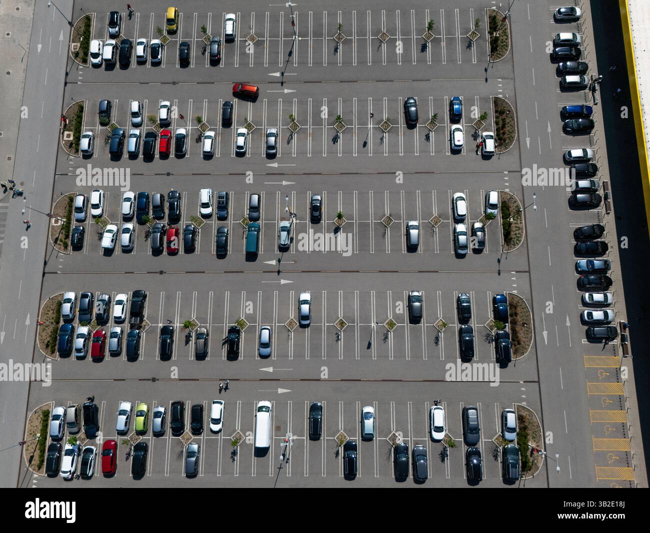 Place de parking dans le centre commercial. Vue aérienne Banque D'Images