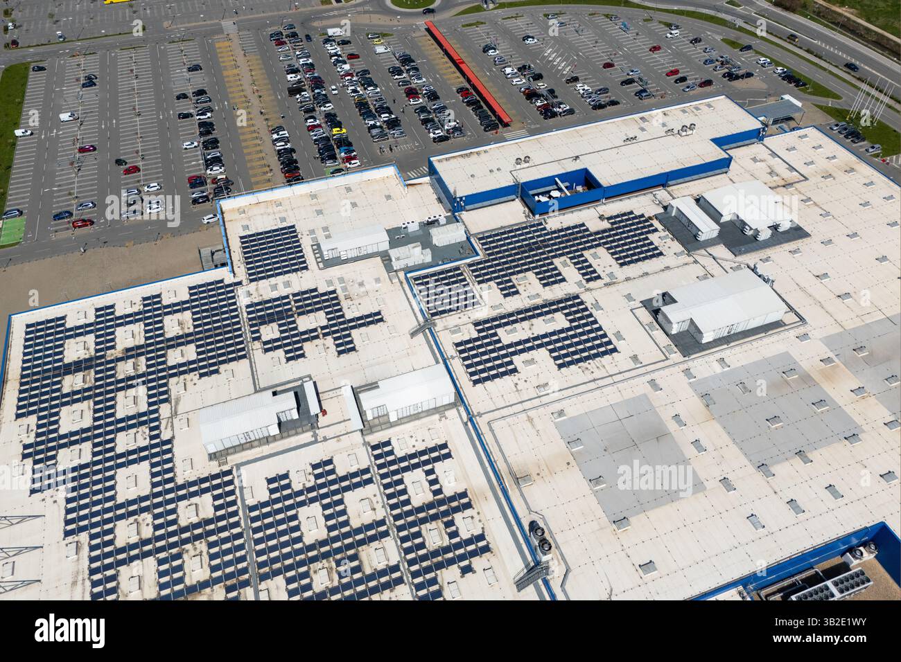 Centre commercial avec panneaux solaires sur un toit. Banque D'Images