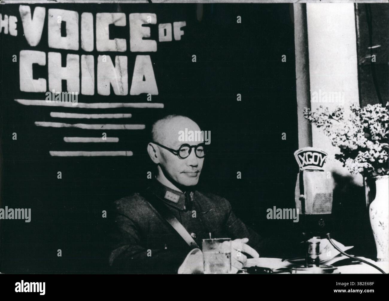 16 avril 2012 - Madame Pierre Messmer, épouse du premier ministre, avec un chien (crédit image : © Keystone Pictures USA/ZUMAPRESS.com) Banque D'Images