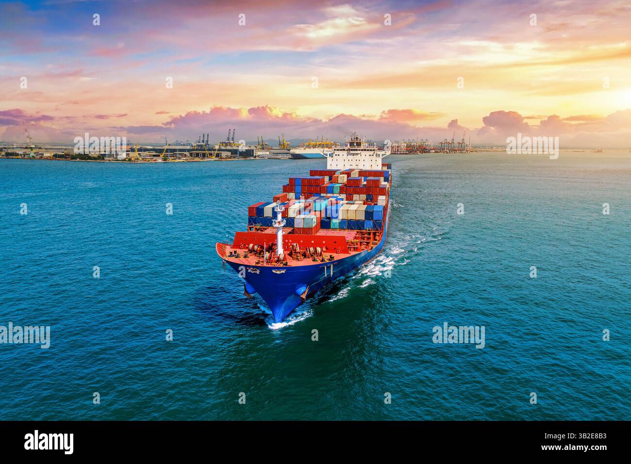Vue aérienne de l'emballage extérieur d'un cargo en mer. Banque D'Images