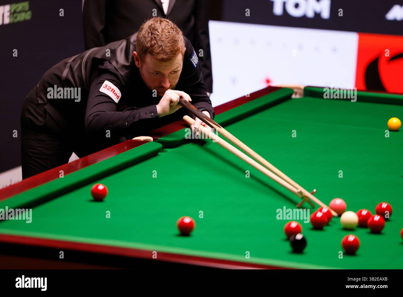 Ben Woollaston lors de son match contre si Jiahui (non photographié) lors de la neuvième journée du Halo World Snooker Championship au Crucible Theatre, Sheffield. Date de la photo : dimanche 27 avril 2025. Banque D'Images