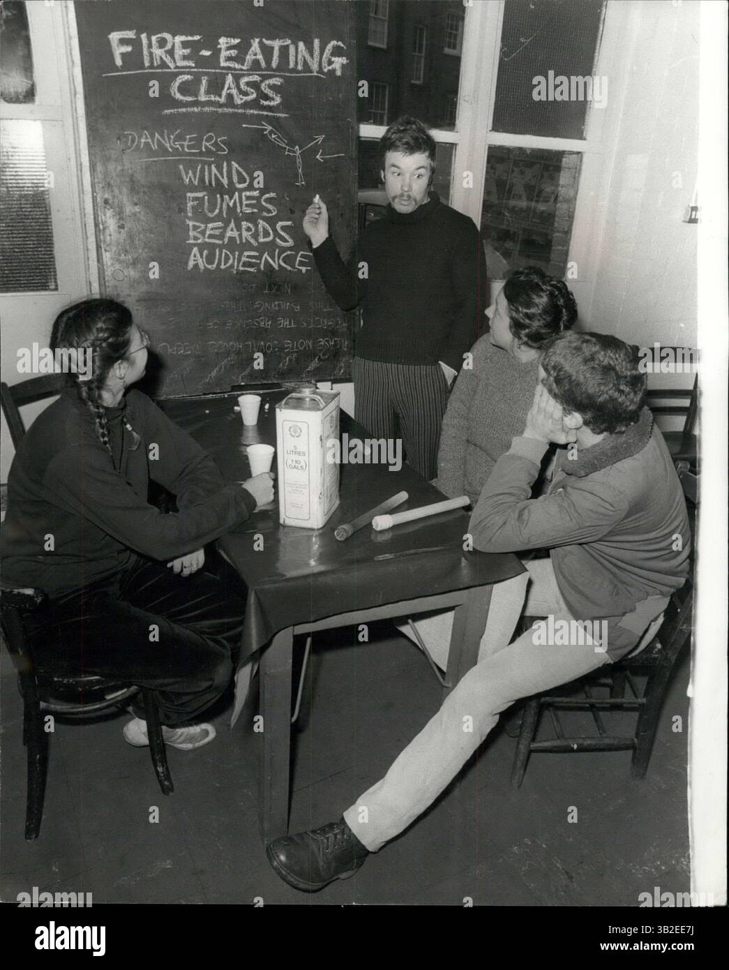 Mar. 31, 2012 - Un désir ardent d'apprendre. Si vous avez toujours eu un désir ardent de manger au feu, il y a maintenant une chance pour vous d'apprendre d'un expert. BIM Mason, 26 ans de théâtre frange et artiste de clown, organise un atelier de week-end au club de théâtre Oval House de Londres. Ce n'est pas un art d'être traité à la légère, cependant, car BIM lui-même a dû renoncer à un an et demi de pratique de la compétence qui a conduit à six crises de pneumonie, il se concentre maintenant sur l'enseignement des dragons aspirants. BIM, qui lui-même apprend à manger et à souffler le feu d'artistes expérimentés, enseigne les deux, th Banque D'Images