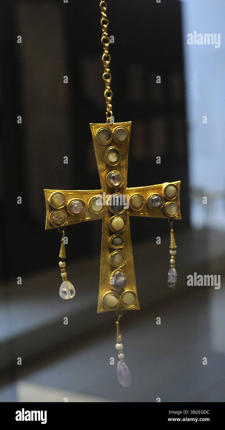Guarrazar Hoard. Croix votive. Orfèvrerie wisigothique. Daté entre 621 et 672 AD. De Guarrazar (Guadamur, province de Tolède, Espagne). Musée archéologique national. Madrid. Espagne. Banque D'Images