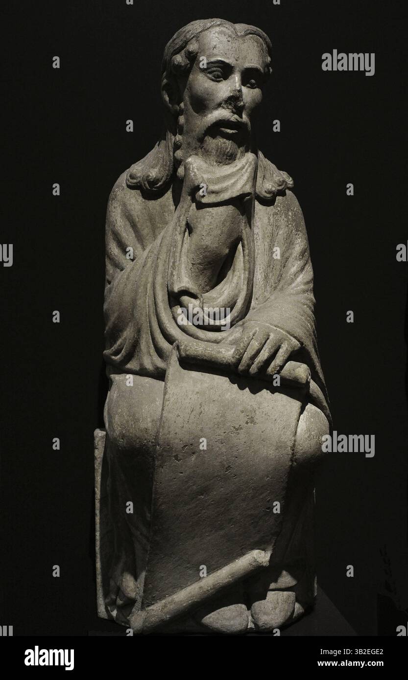 Saint-Barthélemy. Apôtre de Jésus. Sculpture de l'apôtre Bartholomée, datée entre 1188 et 1211. Il est représenté portant une tunique à manches larges, assis et tenant un grand phylactère aux extrémités roulées. Il faisait partie du Choeur de Maître Mateo dans la cathédrale de Saint-Jacques-de-Compostelle (Galice, Espagne). Granit. Hauteur : 92 cm, largeur : 34 cm. Musée archéologique national. Madrid. Espagne. Banque D'Images