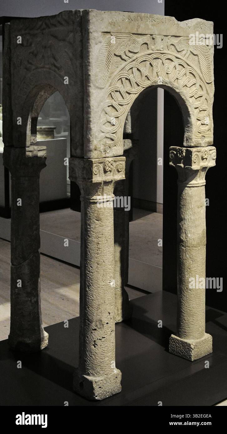 Baldaquin. viiie-ixe siècle. Marbre et calcaire. Décoré de reliefs représentant des rouleaux de plantes et des paires de paons. De Rome, Italie. Musée archéologique national. Madrid. Espagne. Banque D'Images