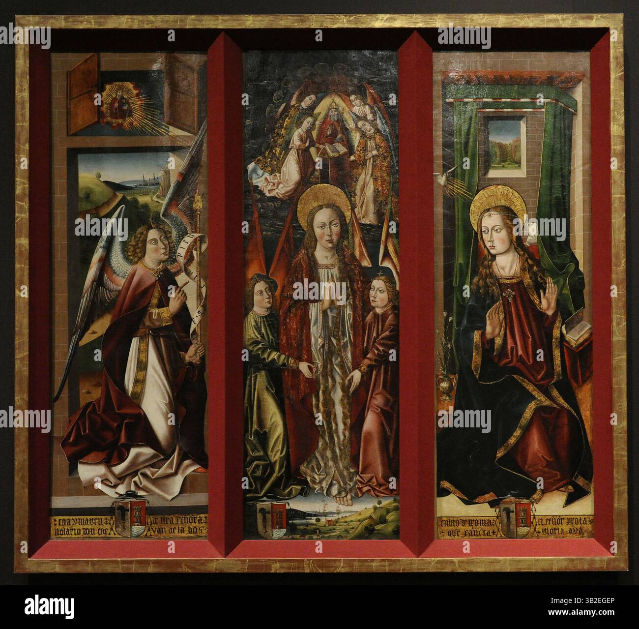 Panneaux triptyque. Gothique. Dernier quart du XVe siècle. Ils faisaient partie d'un retable présidé par une copie de la Vierge à l'enfant, dont l'original est situé dans l'église de Santa Maria del Popolo à Rome. Au centre, l'Assomption de Sainte Marie-Madeleine. Sur les côtés, l'Annonciation. Huile sur panneau. Hauteur : 114 cm, largeur : 37,5 cm. Du monastère de Santa María de la Hoz (Sebúlcor, province de Ségovie, Espagne). Musée archéologique national. Madrid. Espagne. Banque D'Images
