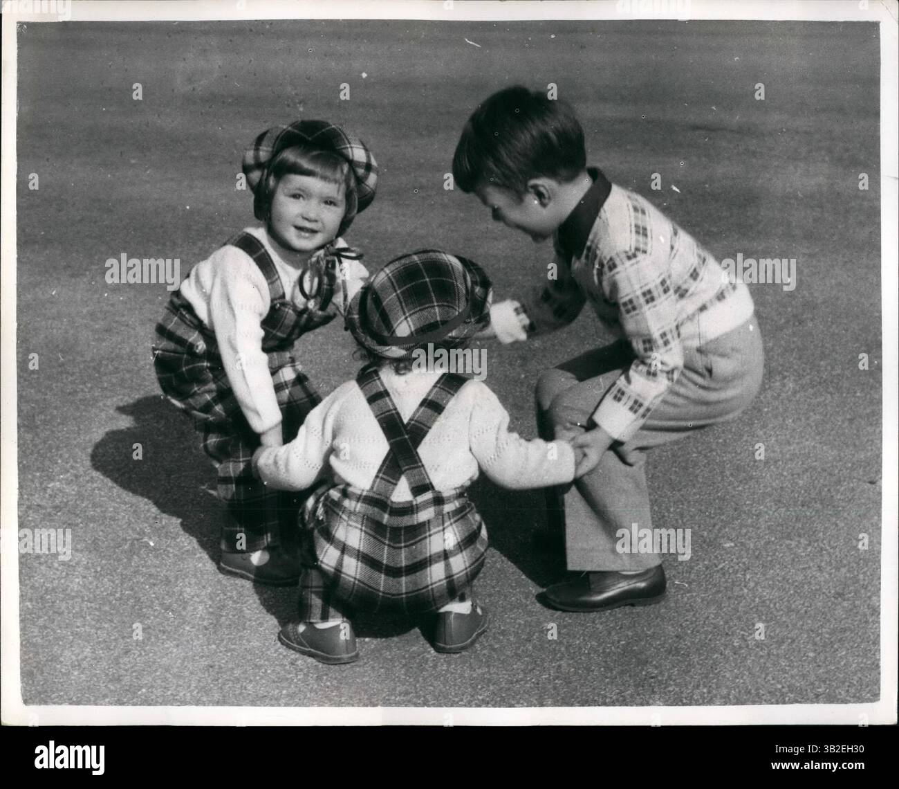 22 mars 2012 - les enfants Begman s'amusent - dans Un parc londonien. Ring A Ring O'Roses. A Londres - avec leurs célèbres parents Ingrid Bergman et Roberto Rossellini - sont les jumeaux Ingrid et Isabelle .. Pendant que mère joue le rôle-titre dans ''produit Joan'' au théâtre Stoll - les enfants s'amusent dans un parc londonien. Photo montre :- Ingrid regarde la caméra - alors qu'avec le jumeau Isbelle et Robertino âgé de quatre ans - ils ont un jeu ''Ring a ring o'roses'' dans un parc londonien. (Crédit image : © Keystone Pictures USA/ZUMAPRESS.com) Banque D'Images 22 mars 2012 - les enfants Begman s'amusent - dans Un parc londonien. Ring A Ring O'Roses. A Londres - avec leurs célèbres parents Ingrid Bergman et Roberto Rossellini - sont les jumeaux Ingrid et Isabelle .. Pendant que mère joue le rôle-titre dans ''produit Joan'' au théâtre Stoll - les enfants s'amusent dans un parc londonien. Photo montre :- Ingrid regarde la caméra - alors qu'avec le jumeau Isbelle et Robertino âgé de quatre ans - ils ont un jeu ''Ring a ring o'roses'' dans un parc londonien. (Crédit image : © Keystone Pictures USA/ZUMAPRESS.com) Banque D'Images