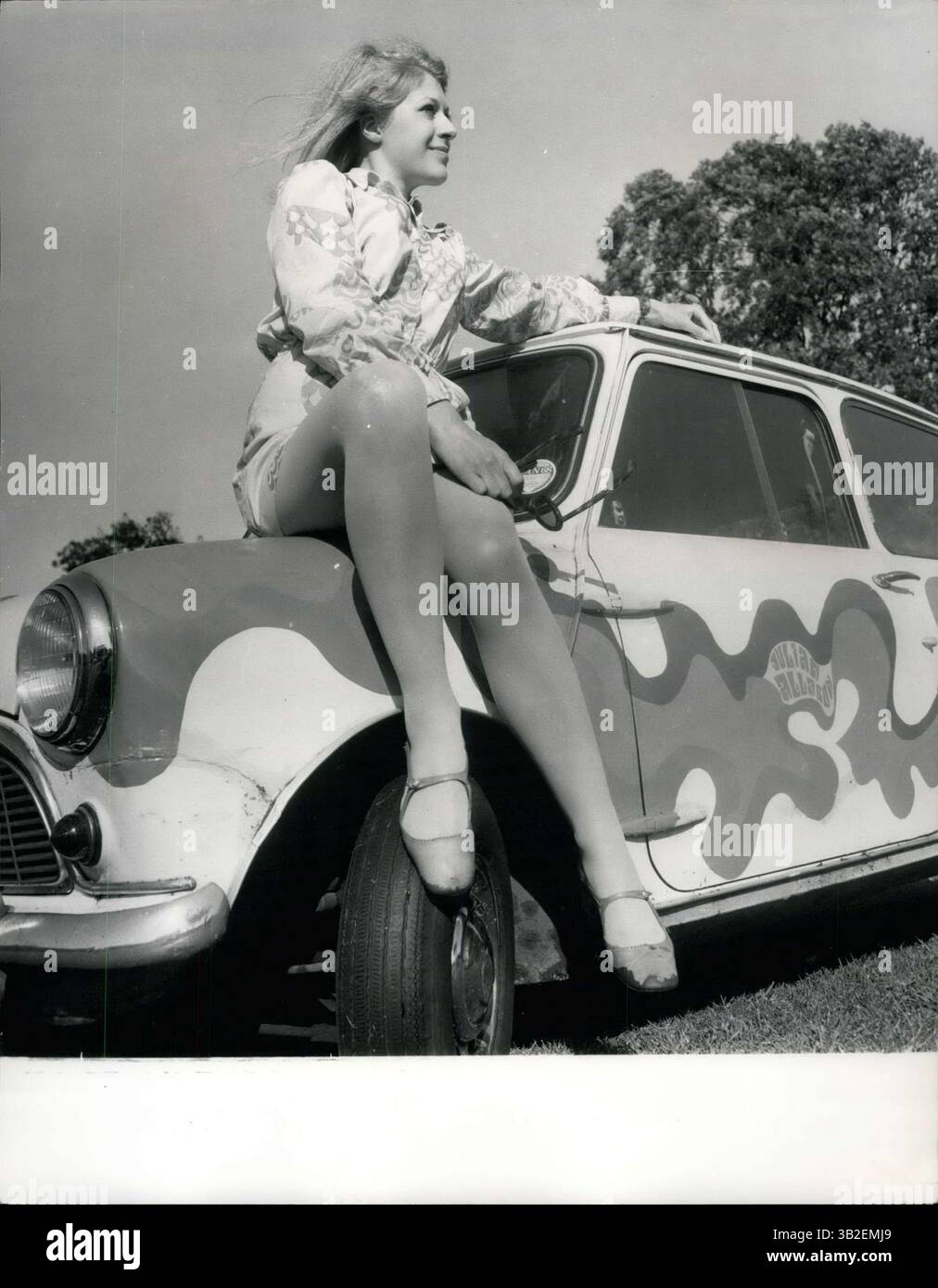 Mar. 31, 2012 - les voitures deviennent psychédéliques. Jolie étudiante en art Jill Waite (20 ans) donnera à votre voiture le look psychédélique. Avec un autre étudiant en art du Hammersmith College of Art Jill construit une entreprise de pulvérisation de voiture prospère. Elle espère de "jolis embouteillages" et à en juger par le nombre de commandes qu'elle a eu pour peindre des motifs psychédéliques sur les voitures et même les vélos, ses espoirs devraient être justifiés. Et il y aura une flotte de véhicules colorés ravissant le visiteur de la balançoire Londres, avec aussi souvent que non des conducteurs vêtus d'un équipement psychédélique assorti - une ligne de touche Jill espère embarquer Banque D'Images