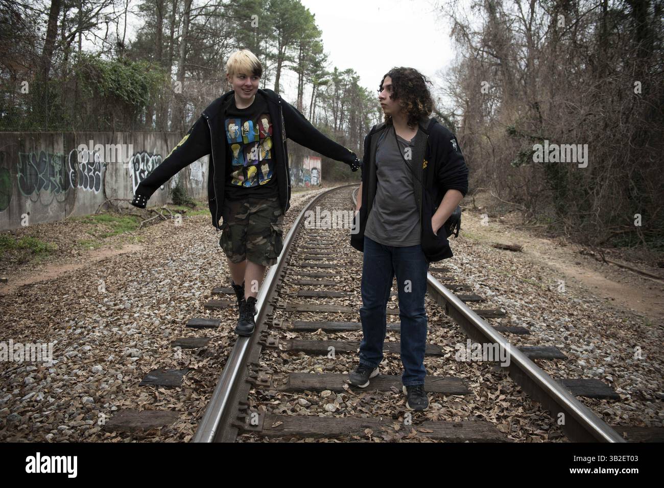1 janvier, 2016 - Decatur, Géorgie, États-Unis - EMMA GRACE à Koetter home school friend SKYLER LANSFORD promenade le long des voies de chemin de fer près de chez elle alors qu'ils partagent des histoires. 'Je suis tout à fait d'identifier comme genderqueer. Je pense que la plupart sont des femmes mais je fluctuent entre se sentir plus masculin et plus féminine. J'ai librement utiliser ce terme aujourd'hui, mais ce n'était pas toujours le cas. L'habitude de penser que la société de la parole dans une humiliation et une manière désobligeante. C'est différent maintenant. 'Queer' n'a pas de l'arnaque qu'elle avait, au moins à ma génération.' (image Crédit : © Robin Rayne Nelson/zReportage.com via ZUMA Press) Banque D'Images
