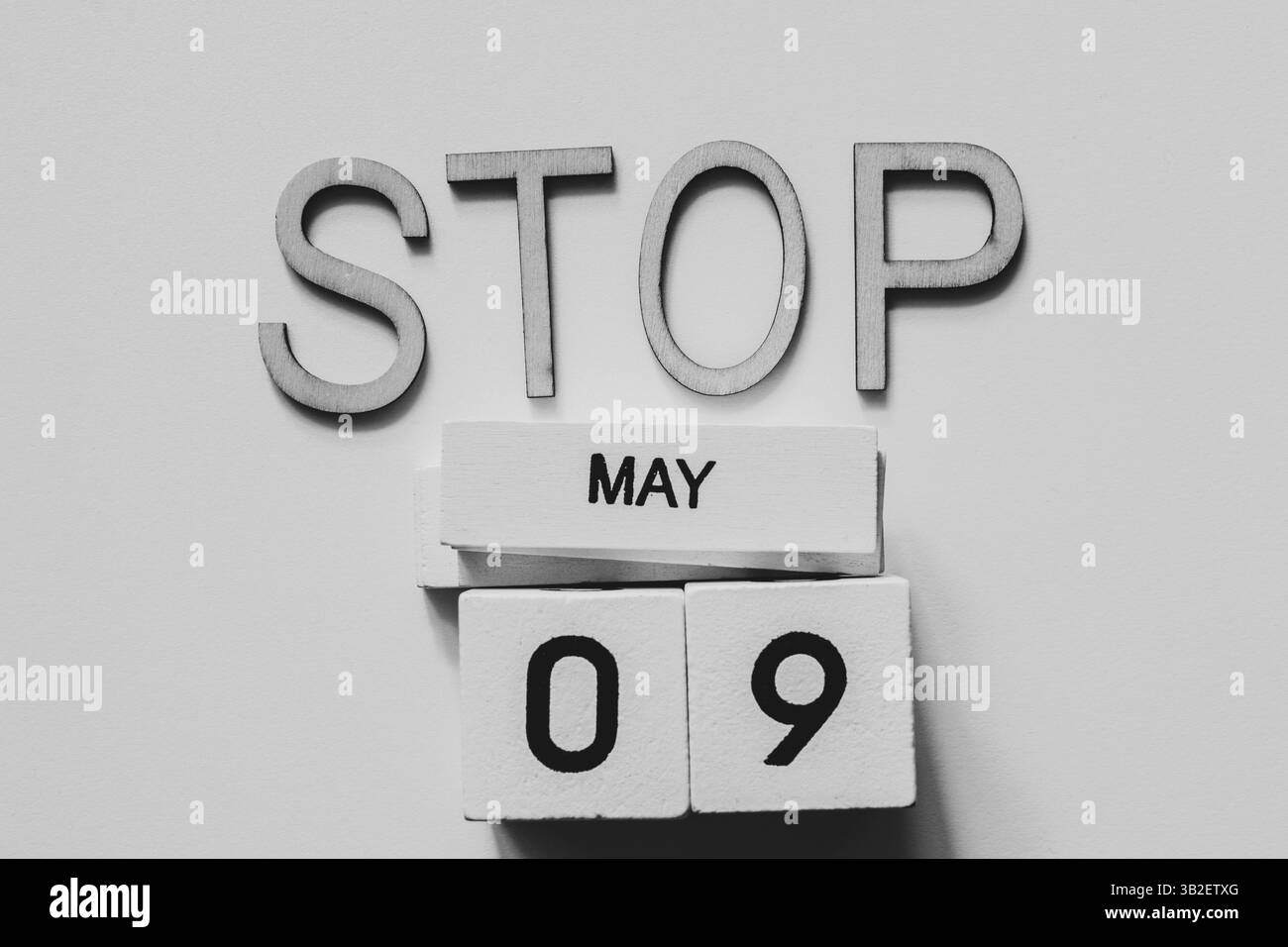 Cubes en bois blanc avec la date du 9 mai et le mot STOP sur fond blanc, le 9 mai jour de blanchissage à la chaux, STOP War Banque D'Images