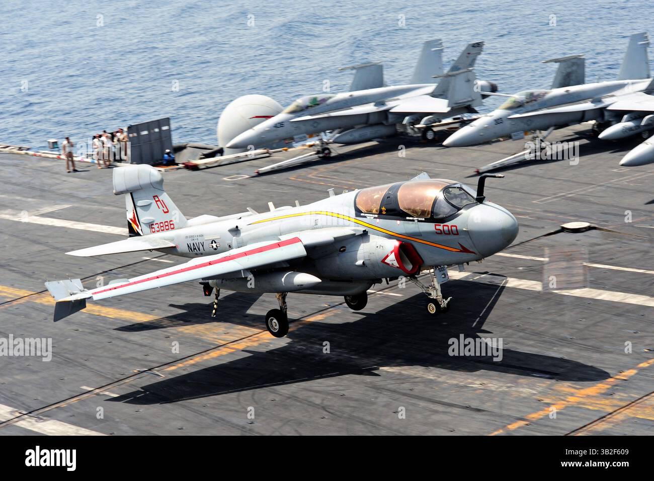 9 juin 2014 - USS George H.W. Bush, États-Unis D'Amérique - Un avion de guerre électronique EA-6B Prowler de la marine américaine débarque sur le pont d'envol du porte-avions USS George H.W. Bush le 09 juin 2014 dans la mer d'Arabie. (Crédit image : © Mcs3 Joshua Card/Planet Pix via ZUMA Wire) Banque D'Images