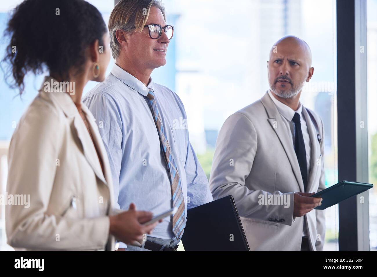 Affaires, les gens et marcher avec les associés dans le bureau, professionnel et parler dans la construction de lieu de travail. Ensemble, discussion et collaboration ou Banque D'Images