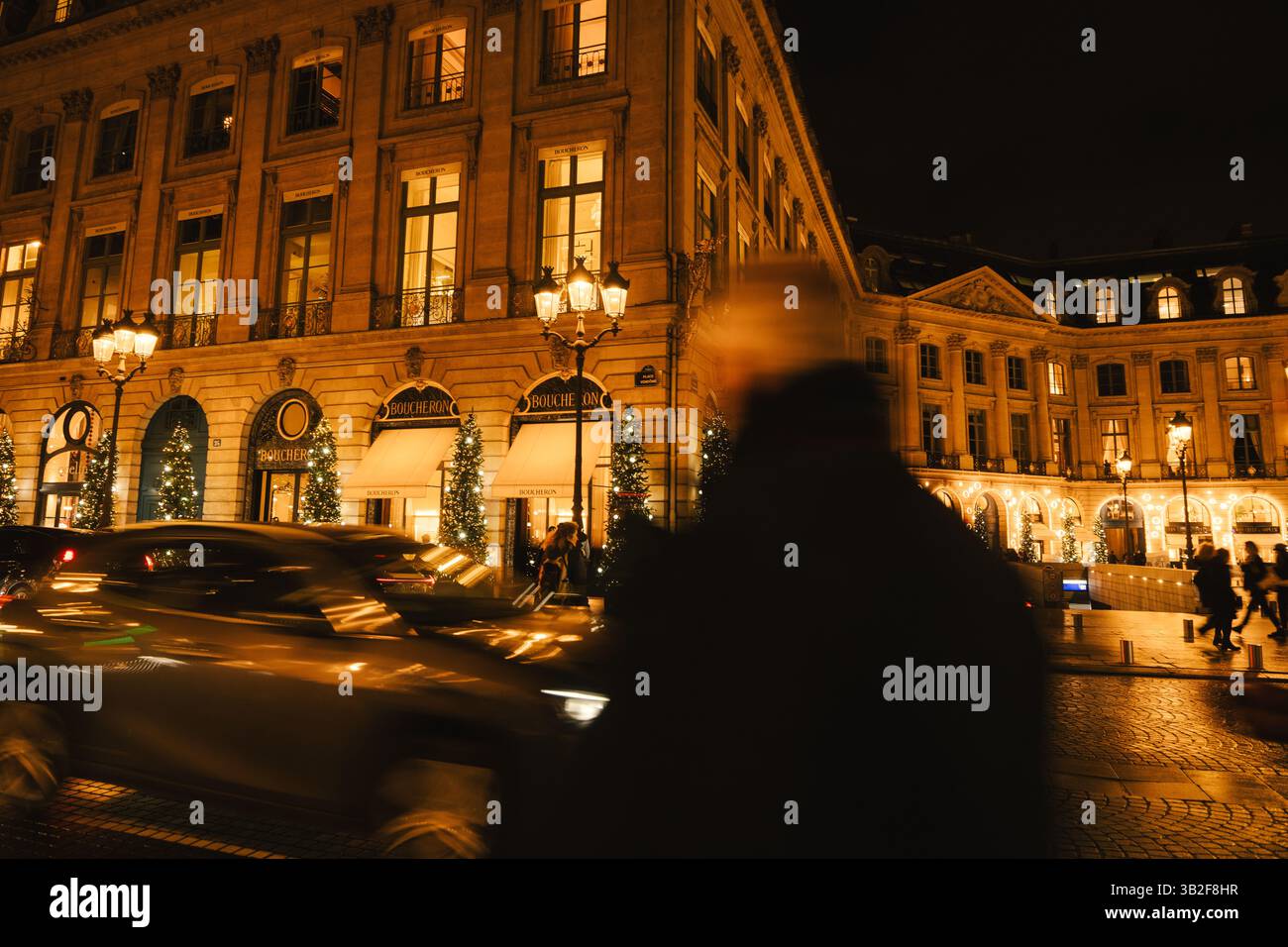 Soirées enchantées de Paris – lumières de Noël vibrantes sur la façade urbaine Banque D'Images